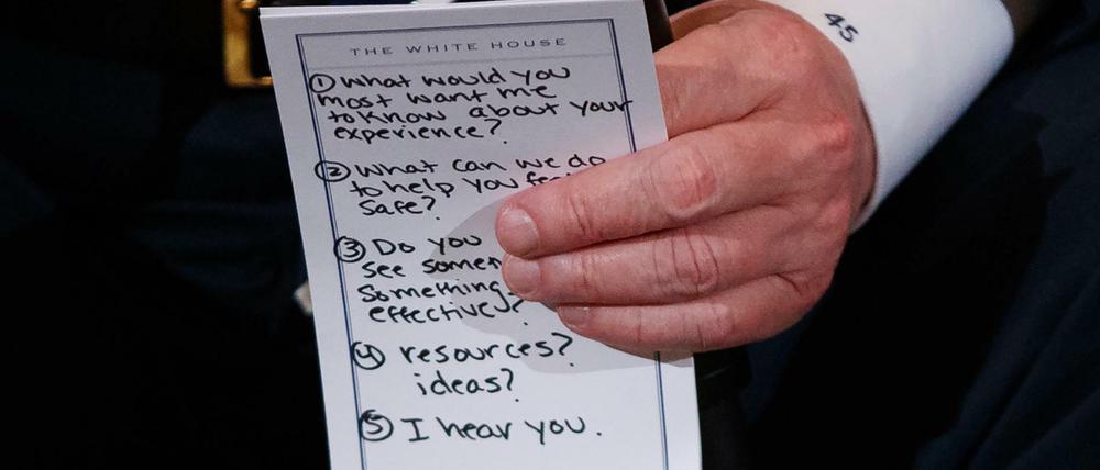 US-Präsident Donald Trump hält den Zettel mit Notizen in den Händen.