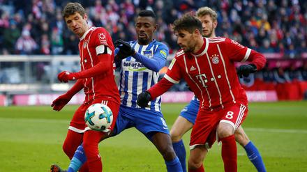 Ganz schön wehrhaft. Salomon Kalou im Duell mit Thomas Müller und Javi Martinez.