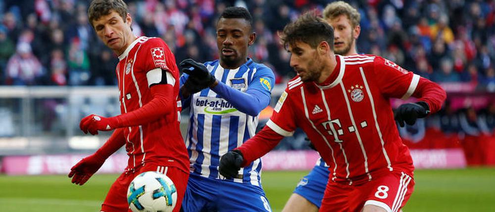 Ganz schön wehrhaft. Salomon Kalou im Duell mit Thomas Müller und Javi Martinez.