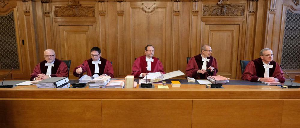Andreas Korbmacher (M), Vorsitzender Richter am Bundesverwaltungsgericht und Kollegen auf der Richterbank.