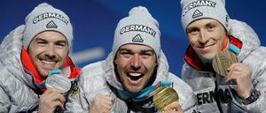 Johannes Rydzek, Fabian Rießle und Eric Frenzel feierten in der Nordischen Kombination von der Großschanze einen Dreifachsieg.