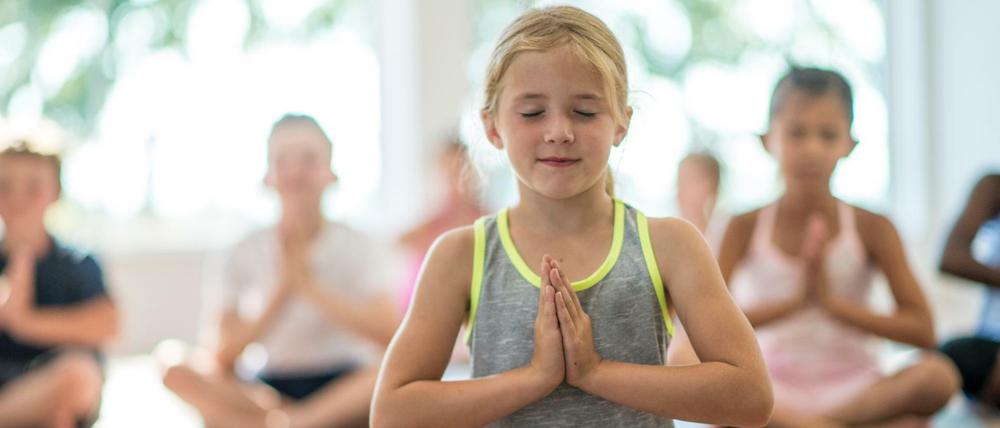 Im Hier und Jetzt. Auch Kinder können schon meditieren: Mit einer geeigneten Anleitung, wie etwa einer Fantasiereise, lässt sich Erstaunliches bewirken.