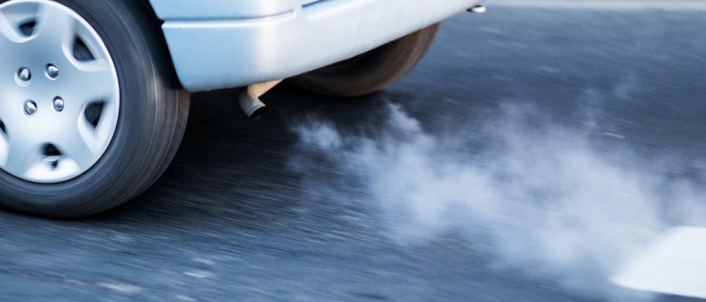 Abgas kommt aus einem Auto im morgendlichen Berufsverkehr. 