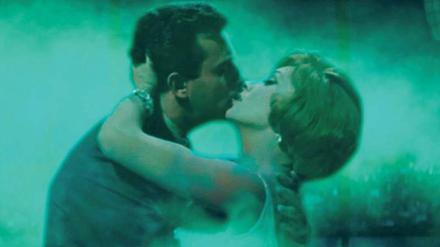 Zweite Hand. „The Green Fog“ besteht aus lauter Filmschnipseln.