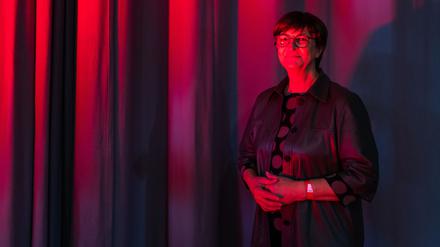 Saskia Esken, Bundesvorsitzende der SPD, steht auf dem Landesparteitag der SPD Baden-Württemberg vor einem Vorhang. 