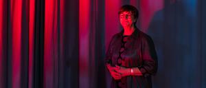 Saskia Esken, Bundesvorsitzende der SPD, steht auf dem Landesparteitag der SPD Baden-Württemberg vor einem Vorhang. 