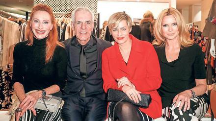 Blütenzauber. Andrea Sawatzki, Norbert Lock, Gesine Cukrowski, Veronica Ferres bei der Schau von Marc Cain. Foto: promo