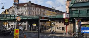 Die Eberswalder Straße in Berlin-Prenzlauer Berg.  