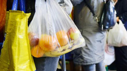 Debatte um den Zugang: Kunden mit Tüten voller Lebensmittel bei der Tafel in Düsseldorf 