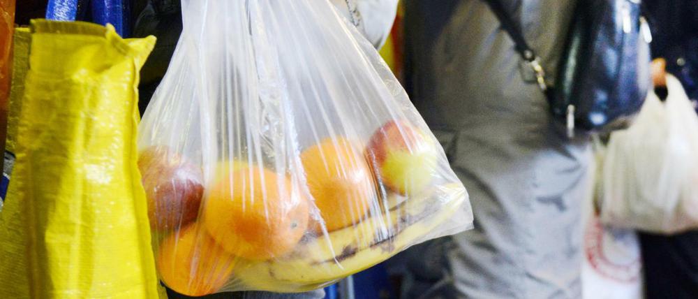 Debatte um den Zugang: Kunden mit Tüten voller Lebensmittel bei der Tafel in Düsseldorf