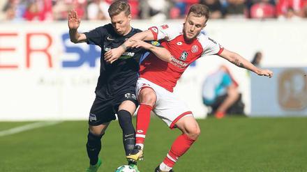 Eins gegen eins. Eigentlich sind Dribblings die Stärke von Mitchell Weiser (links). 