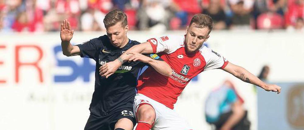 Eins gegen eins. Eigentlich sind Dribblings die Stärke von Mitchell Weiser (links).
