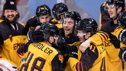 Die deutschen Eishockeyspieler feiern einen völlig unerwarteten Sieg über Kanada.