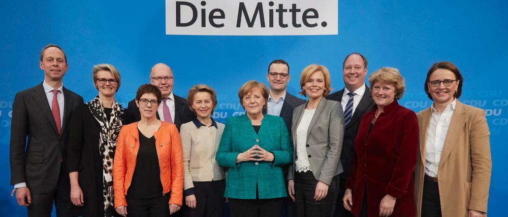 HBundeskanzlerin und CDU-Chefin Angela Merkel (M) mit den CDU-Ministern und Staatssekretären im Kabinett einer möglichen neuen großen Koalition.