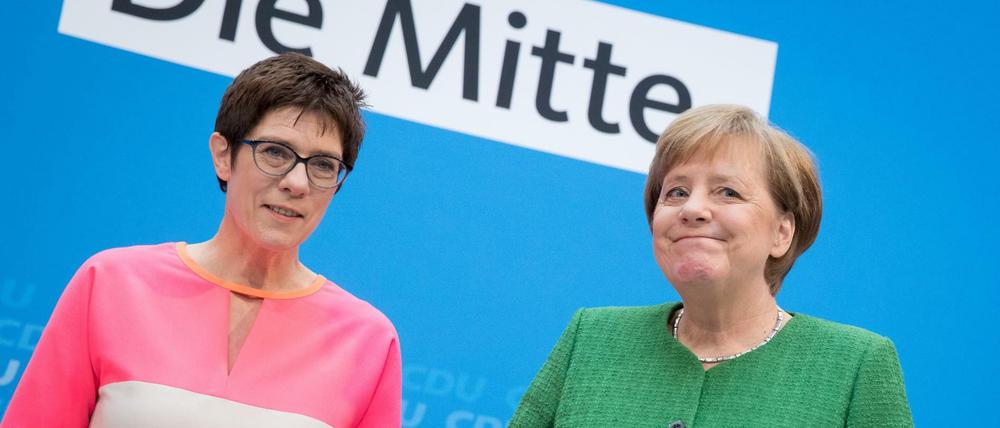 Annegret Kramp-Karrenbauer und Angela Merkel wollen die CDU in der Mitte halten.