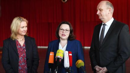 Andrea Nahles kurz vor Beginn der SPD-Regionalkonferenz in Potsdam spricht mit Manuela Schwesig und Dietmar Woidke.