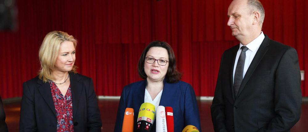 Andrea Nahles kurz vor Beginn der SPD-Regionalkonferenz in Potsdam spricht mit Manuela Schwesig und Dietmar Woidke.