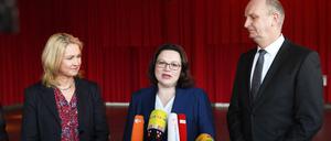 Andrea Nahles kurz vor Beginn der SPD-Regionalkonferenz in Potsdam spricht mit Manuela Schwesig und Dietmar Woidke.