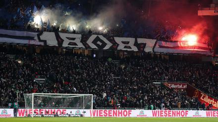 Was tun, wenn's brennt? Im HSV-Block stellt sich diese Frage ganz offenbar niemand.