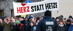 Demonstranten in Weimar protestieren Anfang Februar 2018 hinter einer Absperrung gegen eine Demonstration von Neonazis.
