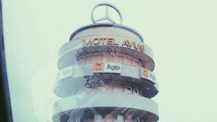 "Der Autobahnrasthof Avus steht da, wo A115 und A100 aufeinanderstoßen, mitten im Gewirr der Trassen und Zubringer, wie ein geschlagener Turm neben einem Schachbrett."