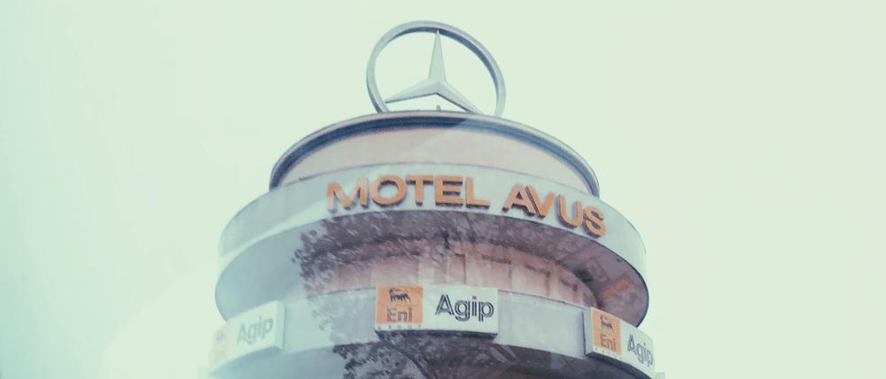 "Der Autobahnrasthof Avus steht da, wo A115 und A100 aufeinanderstoßen, mitten im Gewirr der Trassen und Zubringer, wie ein geschlagener Turm neben einem Schachbrett."