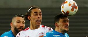 Enge Kiste. Die Leipziger (hier mit Yussuf Poulsen, Mitte) mussten in den letzten Minuten sogar noch zittern.