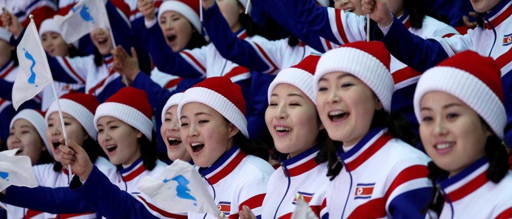Nordkoreanische Zuschauer beim Eishockey.