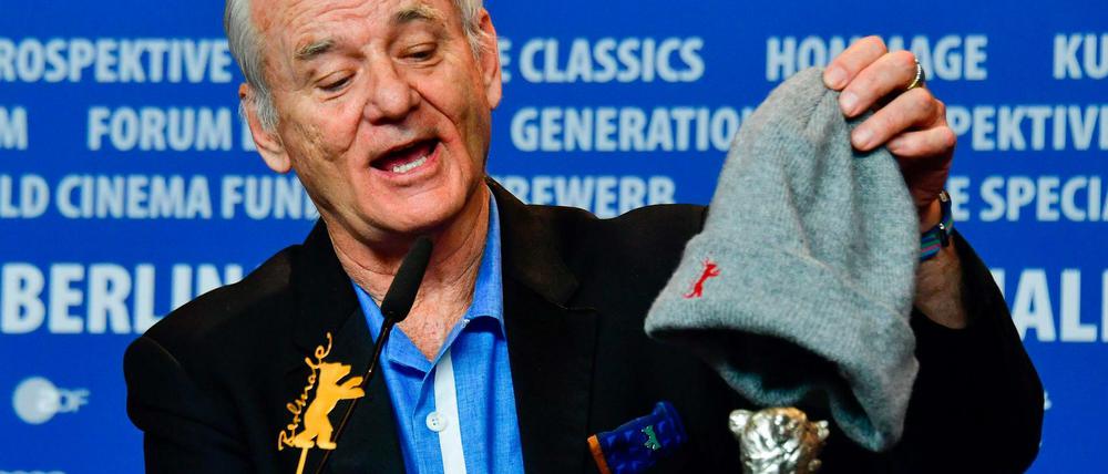 Nach der Preisverleihung. Bill Murray amüsiert sich mit dem Silbernen Bären, den er stellvertretend für Wes Anderson entgegennahm.