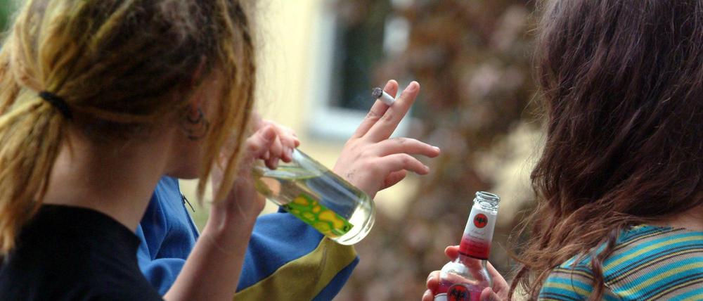 Jugendliche konsumieren alkoholische Getränke.