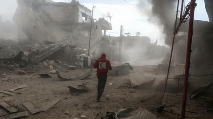 Ein Mitarbeiter der Organisation Syrischer Roter Halbmond im Rebellengebiet Ost-Ghuta 
