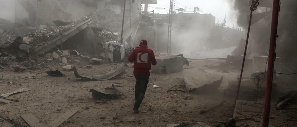 Ein Mitarbeiter der Organisation Syrischer Roter Halbmond im Rebellengebiet Ost-Ghuta