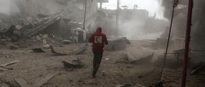 Ein Mitarbeiter der Organisation Syrischer Roter Halbmond im Rebellengebiet Ost-Ghuta 