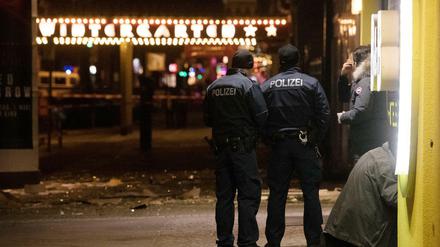 Berlin: Polizisten stehen an einem Bürohaus an der Potsdamer Straße.