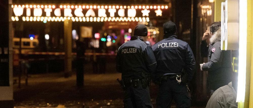 Berlin: Polizisten stehen an einem Bürohaus an der Potsdamer Straße.