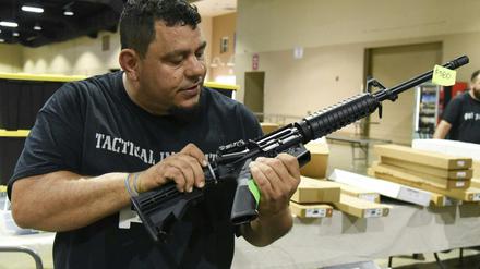 Waffenshow in Miami. Diese Ausstellung startete drei Tage nach dem blutigen Attentat in Parkland.