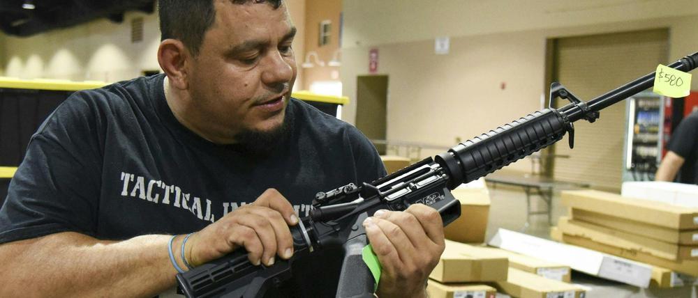 Waffenshow in Miami. Diese Ausstellung startete drei Tage nach dem blutigen Attentat in Parkland.
