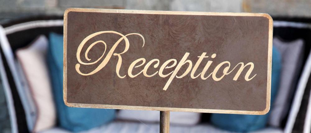 Wer eine günstige Unterkunft sucht, sollte auch mal direkt an der Hotelrezeption nach Rabatten fragen.