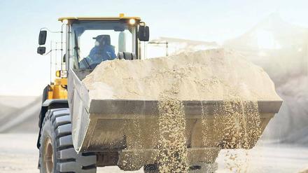 Einmal volladen, bitte. Wegen steigender Bodenpreise und langwieriger Genehmigungsverfahren für Abbauflächen droht in Deutschland ein Lieferengpass für Sand. Das könnte die Preise in der Bauwirtschaft weiter in die Höhe treiben. 