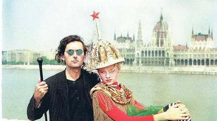 Designer Tomás Király gestaltete die Hutform nach der Budapester Parlamentskuppel, 1989.