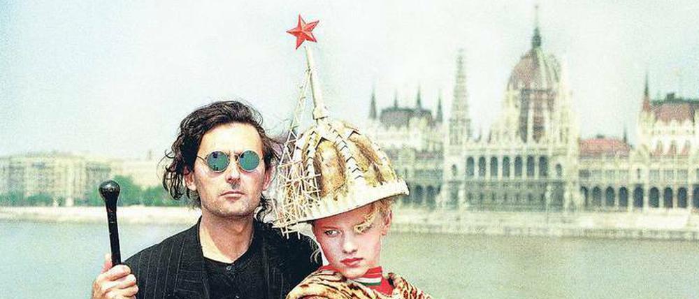Designer Tomás Király gestaltete die Hutform nach der Budapester Parlamentskuppel, 1989.