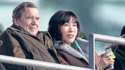 Kind-Freund. Gerhard Schröder neben seiner Verlobten Soyeon Kim beim Spiel zwischen Hannover 96 und Borussia Mönchengladbach.