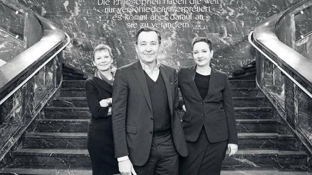 Der Hamburger Unternehmer Erck Rickmers mit HU-Präsidentin Sabine Kunst und Philosophin Rahel Jaeggi.