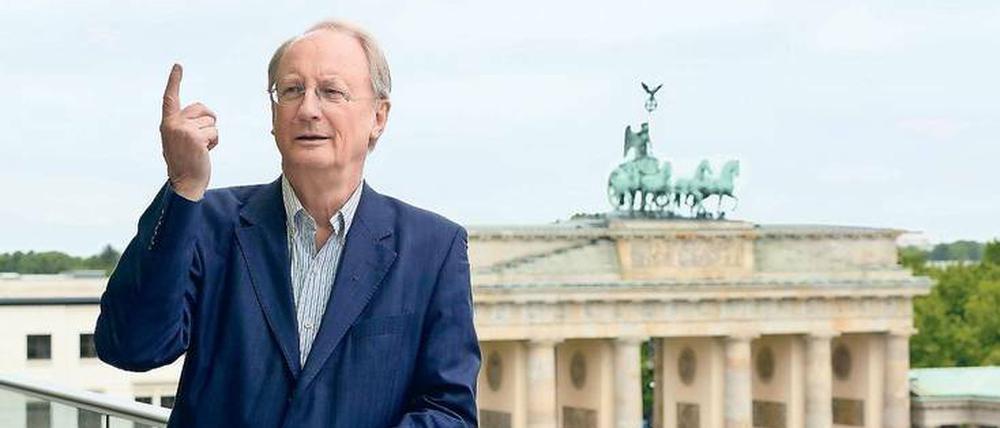 Warner und Witzbold. Klaus Staeck auf dem Balkon der Akademie der Künste am Pariser Platz.