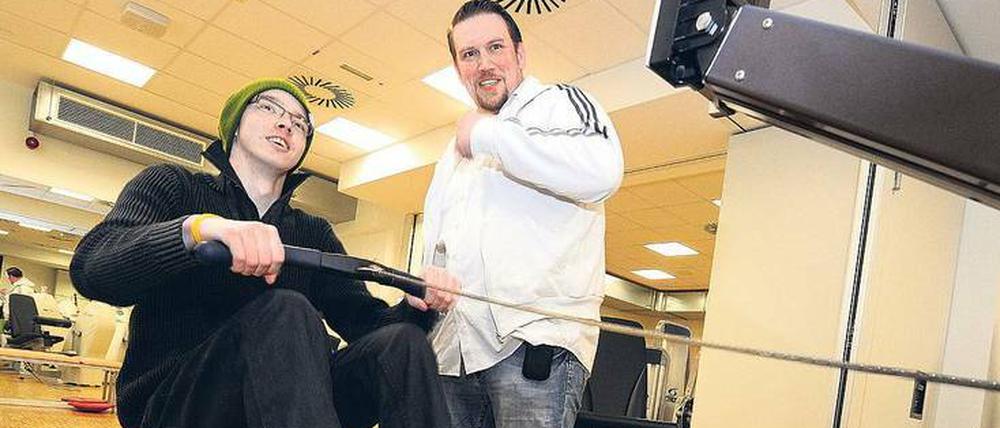 Pullen wider den Tumor. Mithilfe spezieller Sporttherapien können Krebspatienten manche Nebenwirkungen von Chemotherapien lindern oder gar verhindern, auch Kinder und Jugendliche (hier an der Medizinischen Hochschule Hannover).