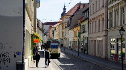 Die Alte im Zentrum. Straßenbahnidyll in den Gassen von Brandenburg an der Havel. Die Stadt braucht zwölf neue Züge.
