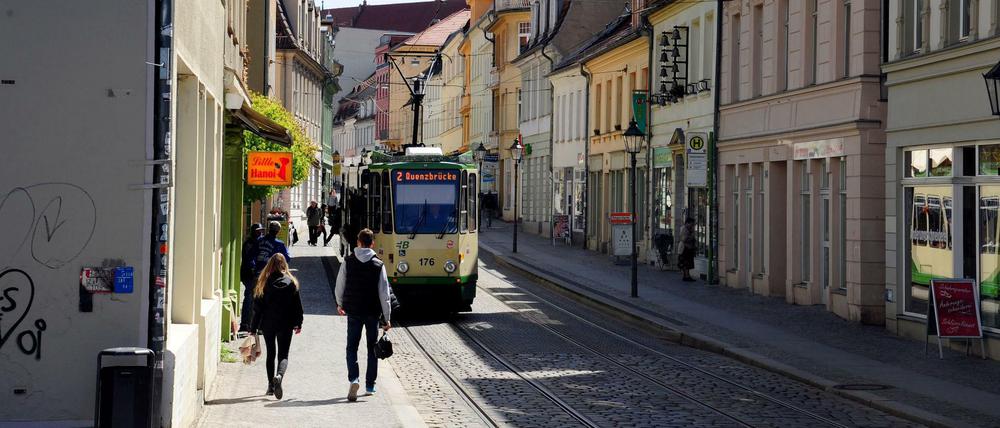 Die Alte im Zentrum. Straßenbahnidyll in den Gassen von Brandenburg an der Havel. Die Stadt braucht zwölf neue Züge.