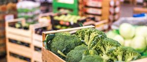 Gemüsekisten auf einem Markt.