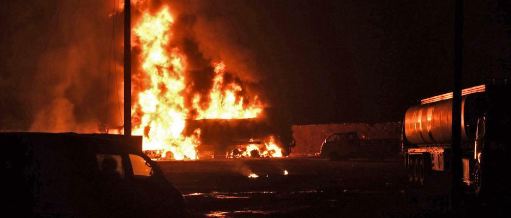 Brennende Fahrzeuge eines Konvois in Nordwestsyrien.