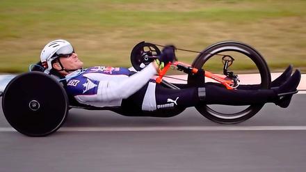 Zentimeter über dem Asphalt. Lars Hoffmann fährt mit dem Handbike quer durch Deutschland.